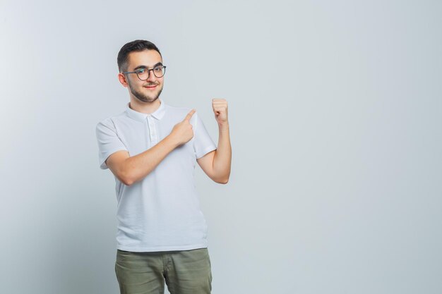 Ausdrucksstarker junger Mann posiert im Studio