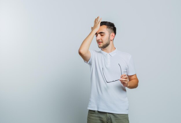 Ausdrucksstarker junger Mann posiert im Studio