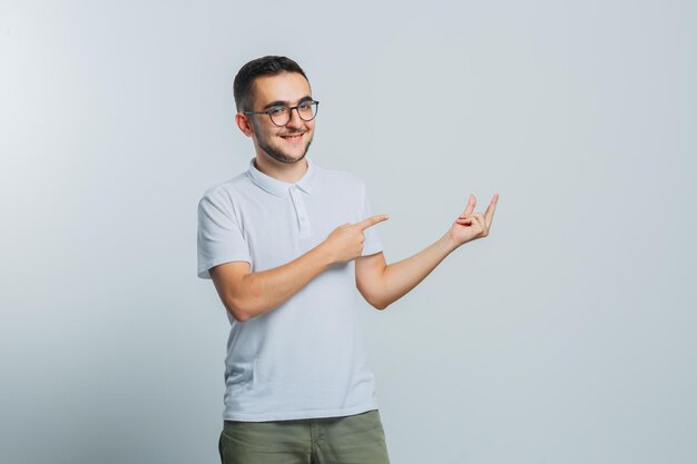 Ausdrucksstarker junger Mann posiert im Studio