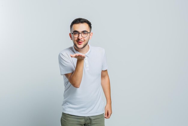 Ausdrucksstarker junger Mann posiert im Studio