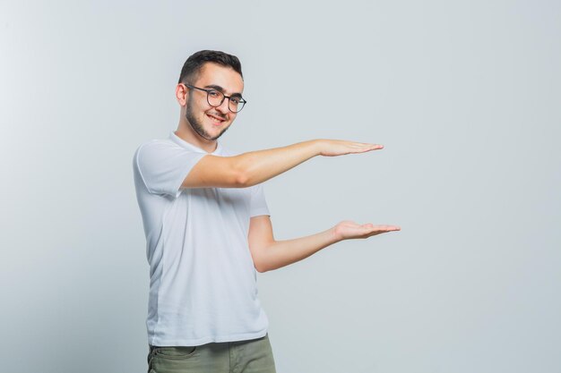 Ausdrucksstarker junger Mann posiert im Studio