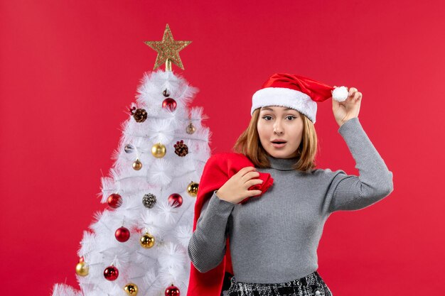 Ausdrucksstarker junger Mensch posiert für den Winterurlaub