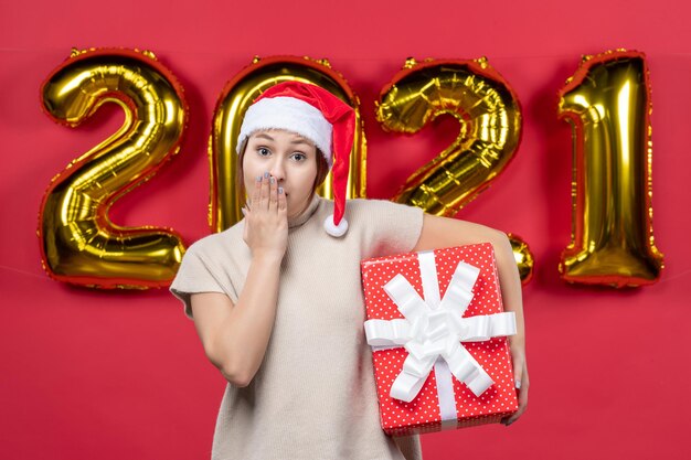 Ausdrucksstarker junger Mensch posiert für Silvester