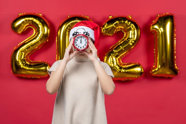 Ausdrucksstarker junger Mensch posiert für Silvester