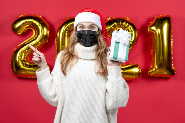 Ausdrucksstarker junger Mensch posiert für Silvester