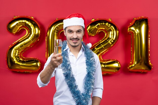 Ausdrucksstarker junger Mensch posiert für Silvester