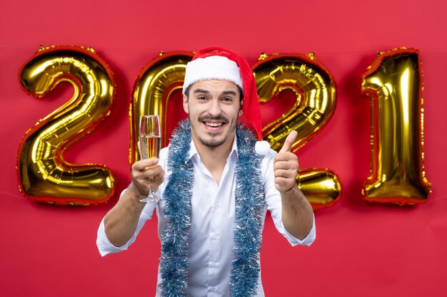 Ausdrucksstarker junger Mensch posiert für Silvester