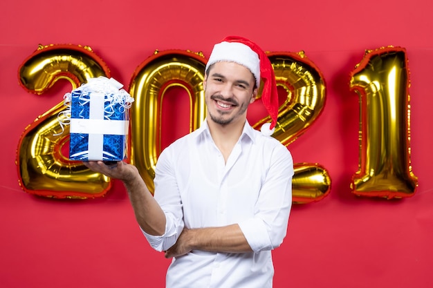 Kostenloses Foto ausdrucksstarker junger mensch posiert für silvester