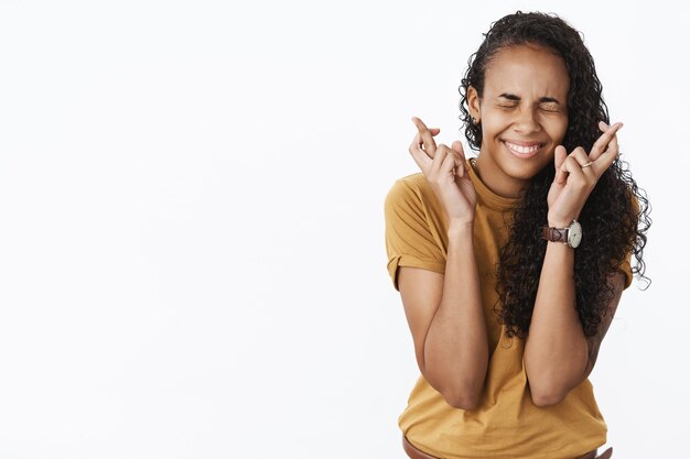 Ausdrucksstarkes afroamerikanisches Mädchen im braunen T-Shirt