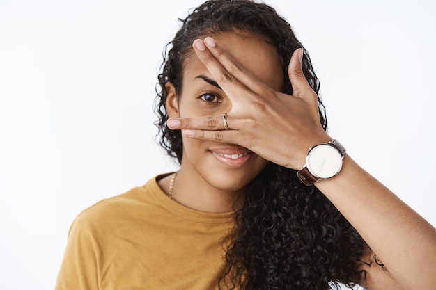 Kostenloses Foto ausdrucksstarkes afroamerikanisches mädchen im braunen t-shirt