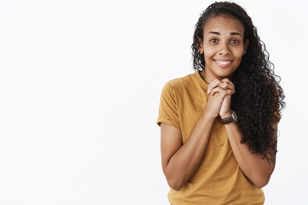 Ausdrucksstarkes afroamerikanisches Mädchen im braunen T-Shirt