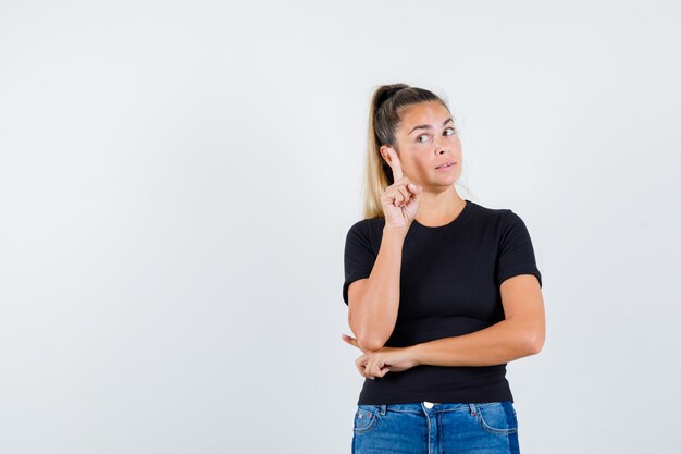 Ausdrucksstarkes junges Mädchen, das im Studio aufwirft