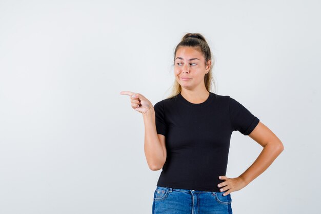 Ausdrucksstarkes junges Mädchen, das im Studio aufwirft