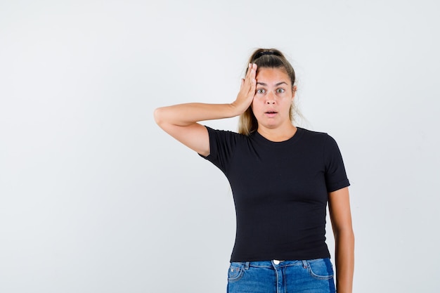 Kostenloses Foto ausdrucksstarkes junges mädchen, das im studio aufwirft