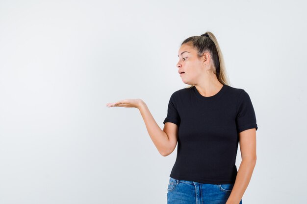 Ausdrucksstarkes junges Mädchen, das im Studio aufwirft