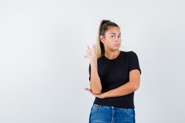 Ausdrucksstarkes junges Mädchen, das im Studio aufwirft