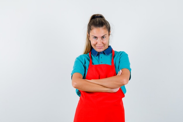 Kostenloses Foto ausdrucksstarkes junges mädchen, das im studio aufwirft