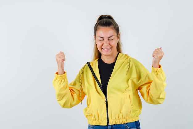 Ausdrucksstarkes junges Mädchen, das im Studio aufwirft