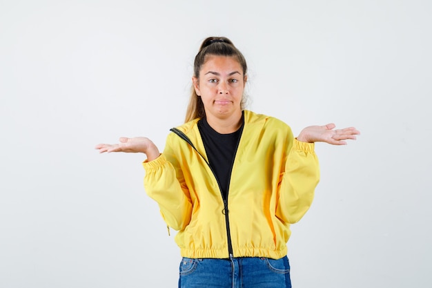 Kostenloses Foto ausdrucksstarkes junges mädchen, das im studio aufwirft