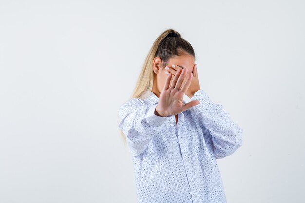 Ausdrucksstarkes junges Mädchen, das im Studio aufwirft