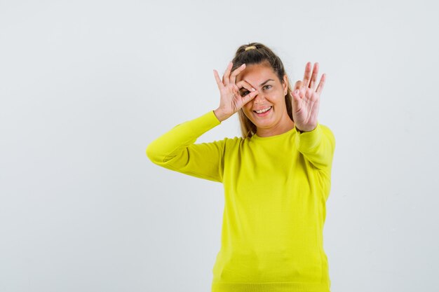 Ausdrucksstarkes junges Mädchen, das im Studio aufwirft