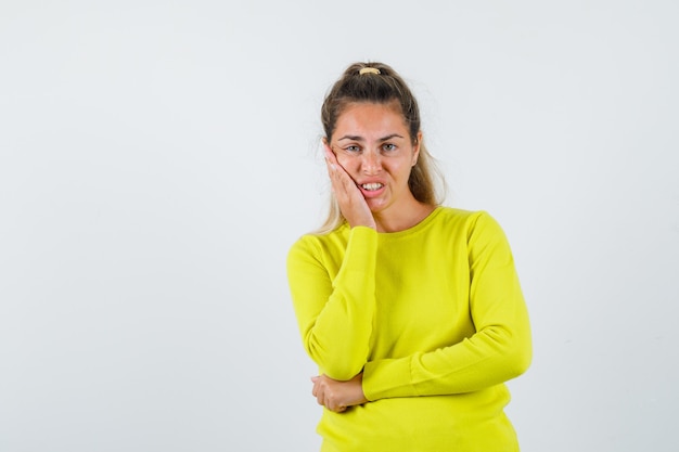 Ausdrucksstarkes junges Mädchen, das im Studio aufwirft