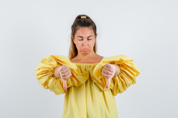 Kostenloses Foto ausdrucksstarkes junges mädchen, das im studio aufwirft