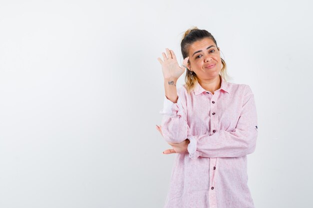 Ausdrucksstarkes junges Mädchen, das im Studio aufwirft