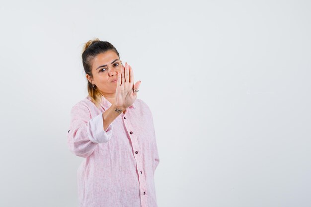 Ausdrucksstarkes junges Mädchen, das im Studio aufwirft