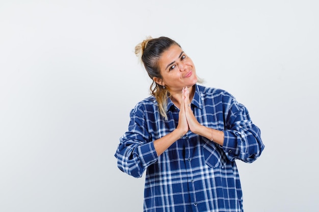 Ausdrucksstarkes junges Mädchen, das im Studio aufwirft