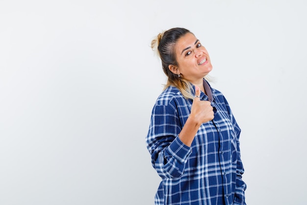 Ausdrucksstarkes junges Mädchen, das im Studio aufwirft