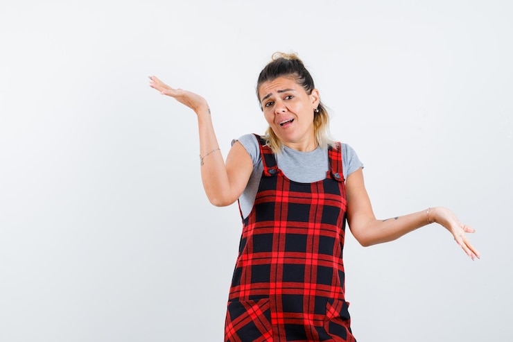 Kostenlose Foto ausdrucksstarkes junges mädchen, das im studio aufwirft