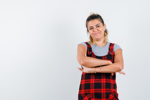 Kostenloses Foto ausdrucksstarkes junges mädchen, das im studio aufwirft