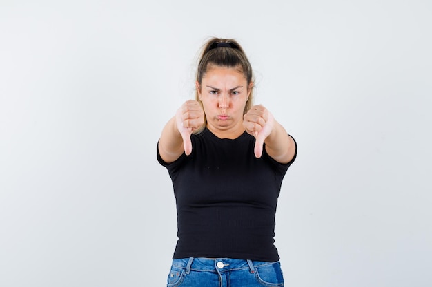 Kostenloses Foto ausdrucksstarkes junges mädchen, das im studio aufwirft