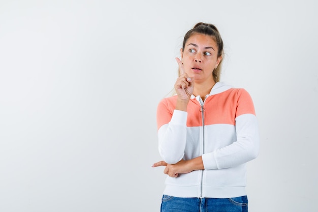 Ausdrucksstarkes junges Mädchen, das im Studio aufwirft