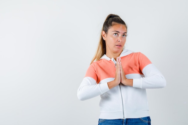 Ausdrucksstarkes junges Mädchen, das im Studio aufwirft