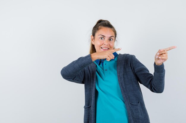 Ausdrucksstarkes junges Mädchen, das im Studio aufwirft