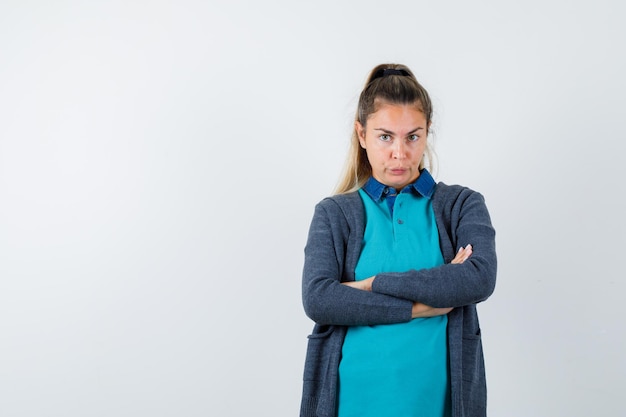 Kostenloses Foto ausdrucksstarkes junges mädchen, das im studio aufwirft