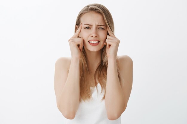 Ausdrucksstarkes junges Mädchen mit blonden Haaren