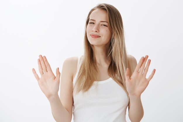 Ausdrucksstarkes junges Mädchen mit blonden Haaren