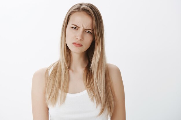 Ausdrucksstarkes junges Mädchen mit blonden Haaren