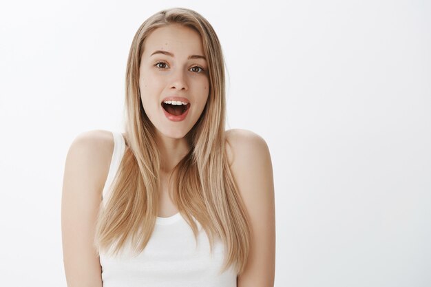 Ausdrucksstarkes junges Mädchen mit blonden Haaren