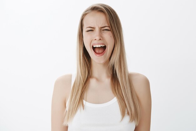 Ausdrucksstarkes junges Mädchen mit blonden Haaren