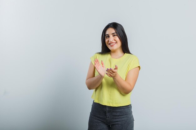 Ausdrucksstarkes junges Mädchen posiert im Studio