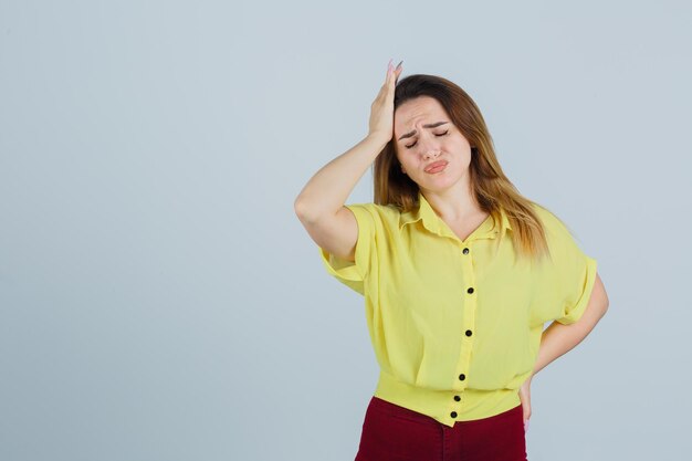 Ausdrucksstarkes junges Mädchen posiert