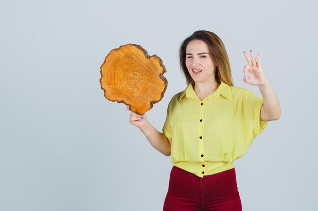 Ausdrucksstarkes junges Mädchen posiert