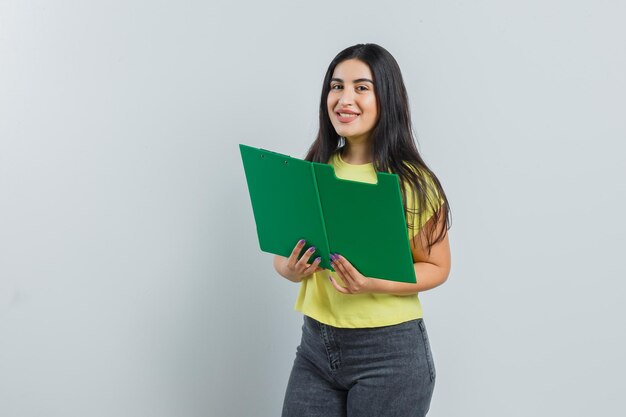 Ausdrucksstarkes junges Mädchen posiert