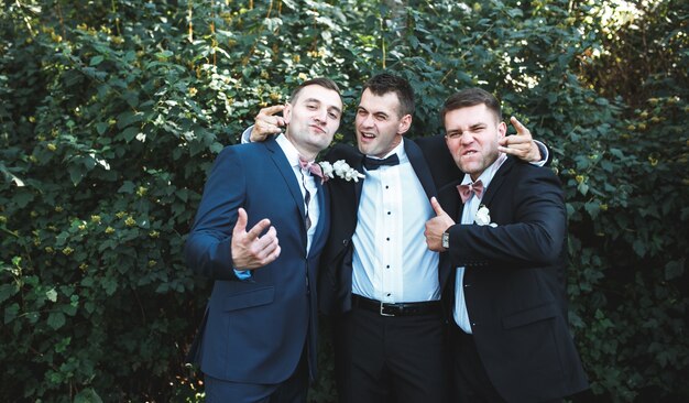 Ausdrucksvolle Groomsmen posieren im Park