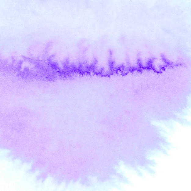 Ausdrucksvoller abstrakter Aquarellfleck mit Spritzern der purpurroten Farbe