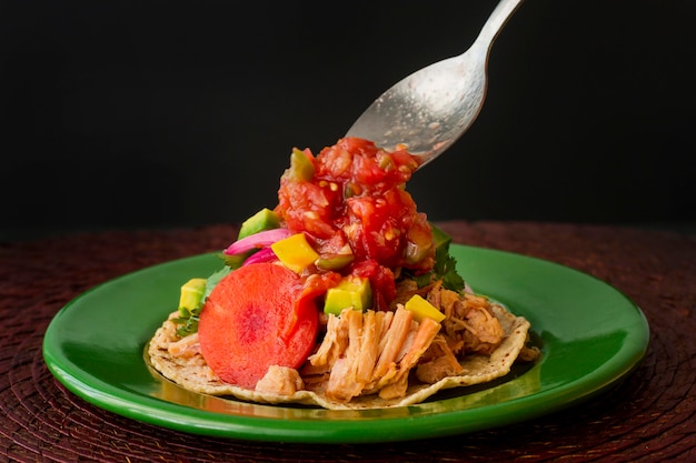 Ausgepackte Tortilla auf grünem Teller